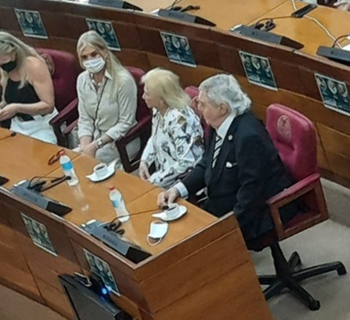 AHORA: Reconocimiento a Osvaldo Dominguez Dibb por parte de la Cámara de Senadores de la Nación.

📸 <a href="/nanduti/">Radio Ñandutí</a> <a href="/losdeosvaldo/">Los de Osvaldo Peña Oficial</a>