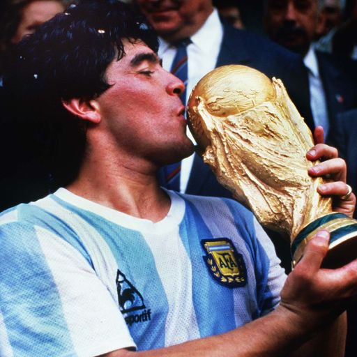 #Maradona hoy se cumple un año y todavía se te extraña