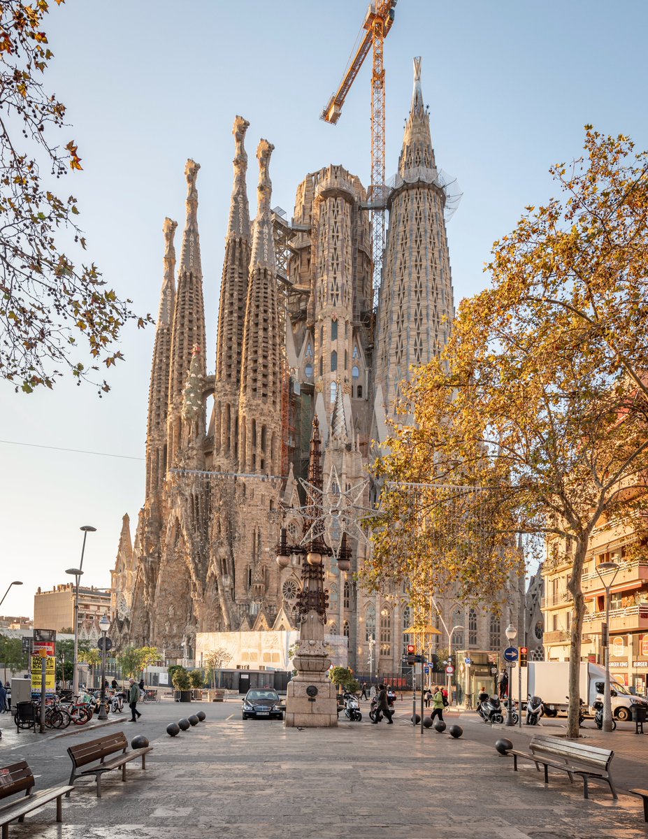 sagradafamilia's tweet photo. ¡Así luce ahora la torre de la Virgen María, con la corona ya finalizada y a punto de tener la estrella colocada! https://t.co/jtDLBlFmHj
