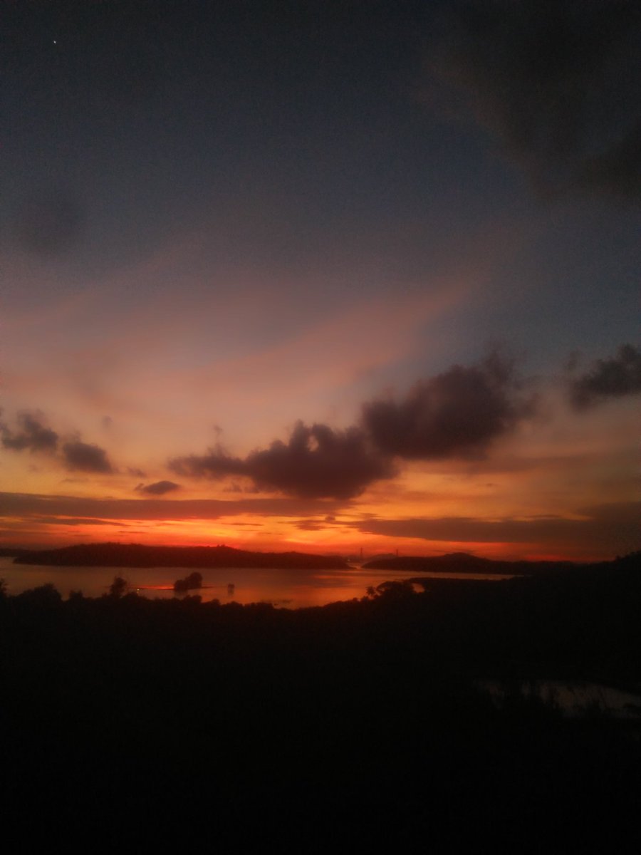PenyelamPuisi's tweet photo. Andai saja,
senja tadi kau berada di sampingku
menikmati panorama semesta
yang begitu menentramkan jiwa
Aku yakin, pasti senja
dengan gegas melenyapkan keindahannya
sebab malu dengan keanggunan jiwamu, Nona
hihhi
#RIPCamera
#US
@UsaiSenja https://t.co/lNb4Vf1R77