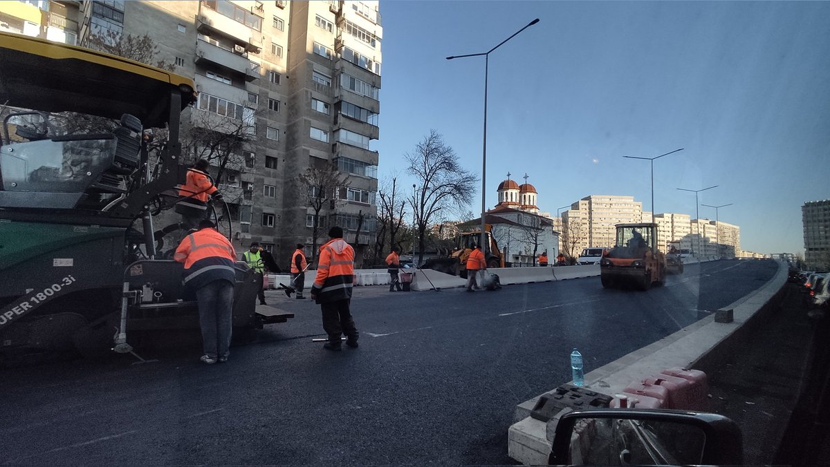 adrianholerga's tweet photo. A venit doamna Firea inapoi la primarie? S-au apucat sa asfalteze din nou ciotul de pasaj. https://t.co/vCP0S0Fm8B