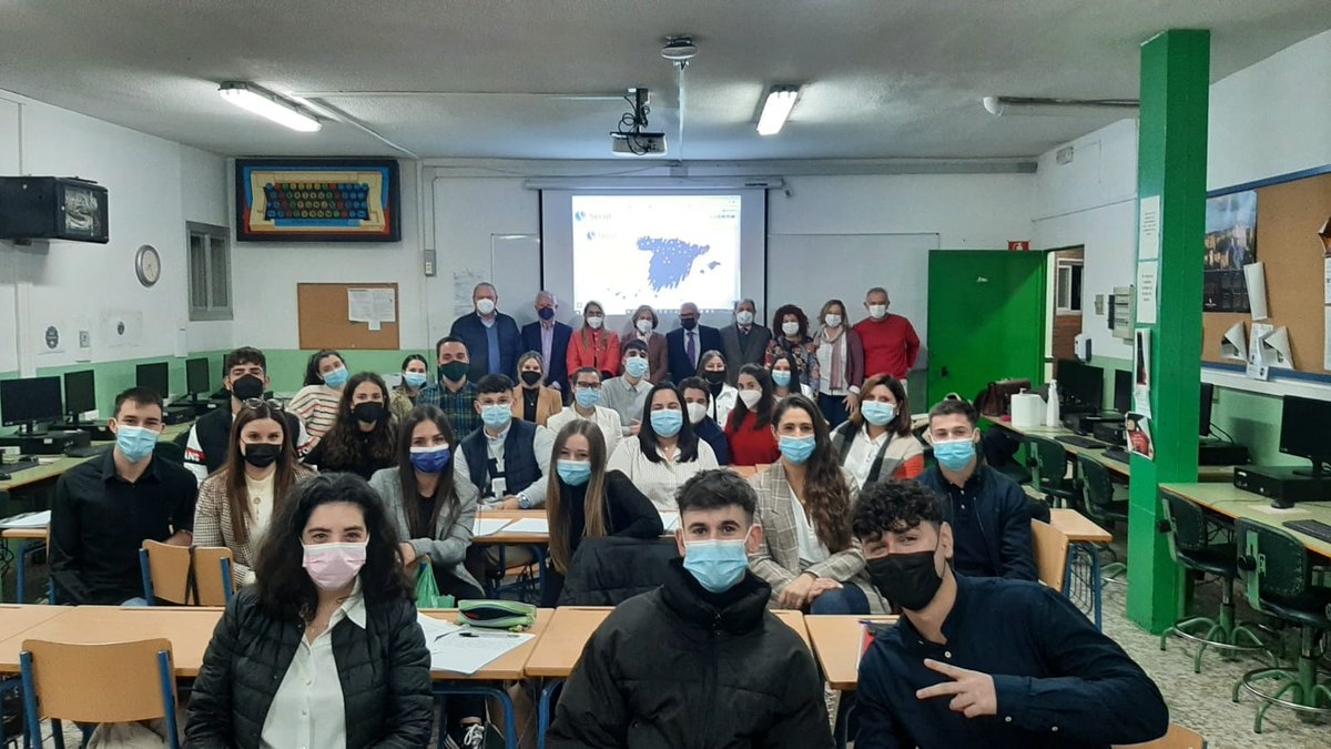 FSdeCarvajal's tweet photo. Ayer los #Seniors de @Secot_ #Málaga estuvimos haciendo un Role Playing de entrevista de trabajo con #alumnos de CFGS de Administración y Finanzas del @IESJesusMarin, magnífica experiencia #intergeneracional.
Gracias al Centro, #profesores y #alumnos.
#formaciónprofesional https://t.co/wyY0VKMJ1J