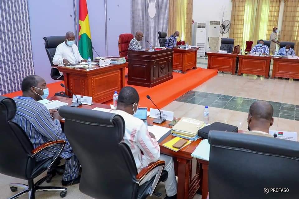 presidencebf's tweet photo. Conseil des ministres, ce jeudi 25 novembre, sous la présidence de @rochkaborepf #BurkinaFaso #Lwili https://t.co/7NgXrkl2ug