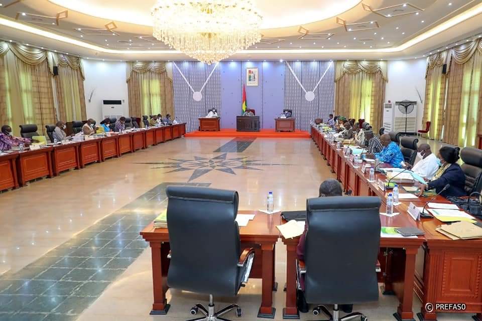 presidencebf's tweet photo. Conseil des ministres, ce jeudi 25 novembre, sous la présidence de @rochkaborepf #BurkinaFaso #Lwili https://t.co/7NgXrkl2ug