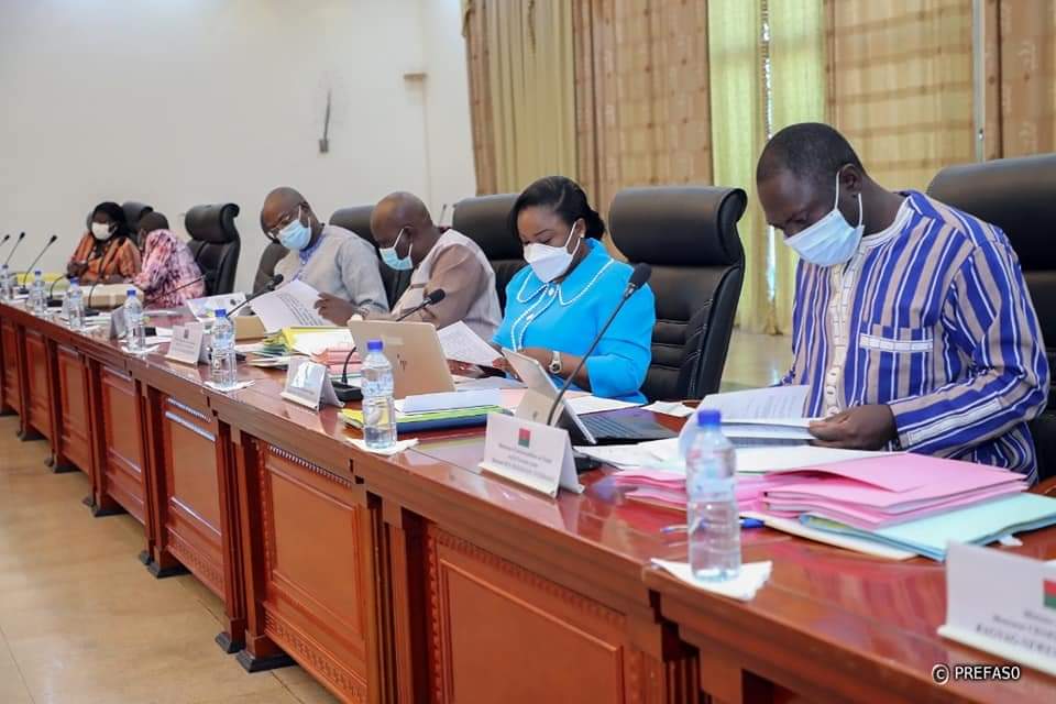 presidencebf's tweet photo. Conseil des ministres, ce jeudi 25 novembre, sous la présidence de @rochkaborepf #BurkinaFaso #Lwili https://t.co/7NgXrkl2ug