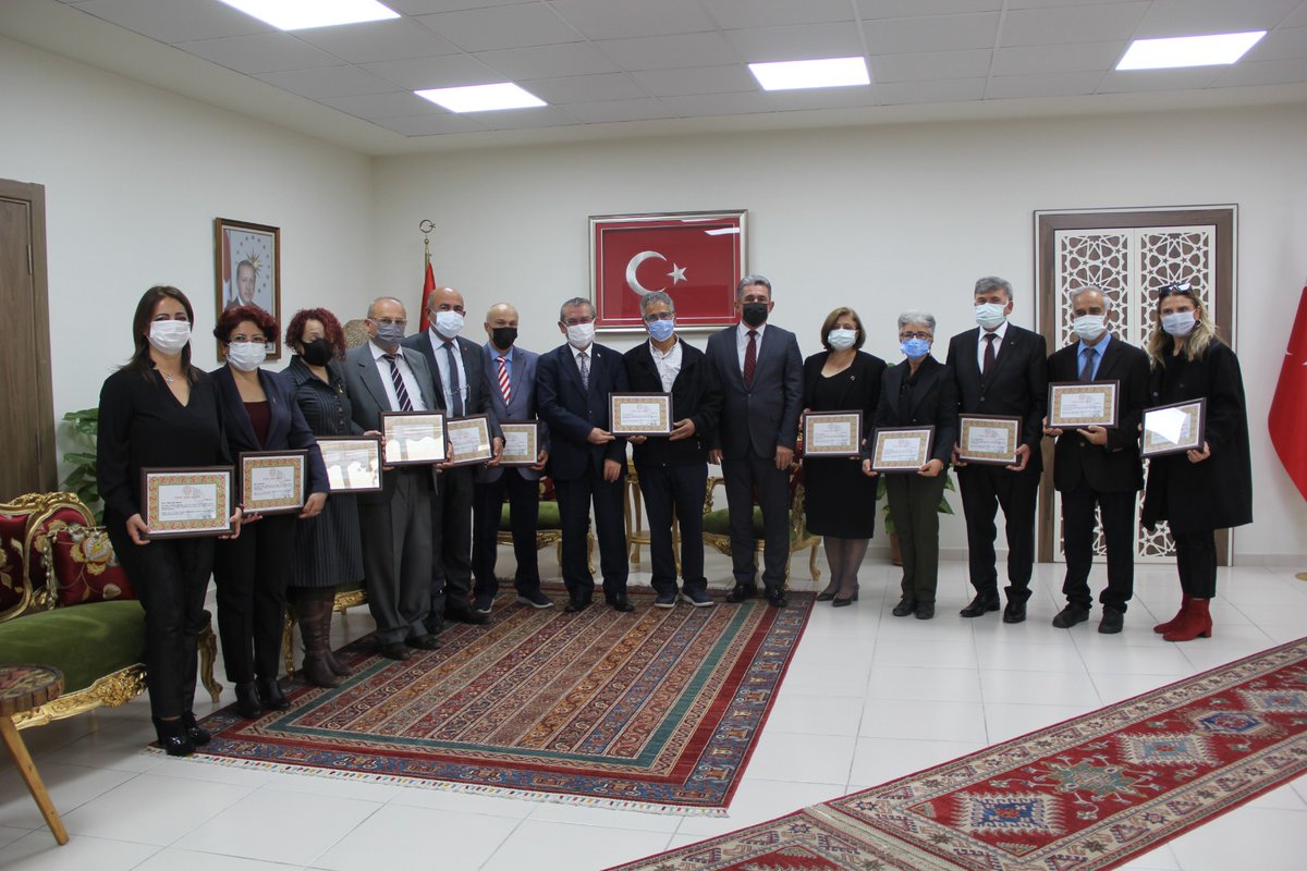 Meslek hayatlarına ömürlerini vakfetmiş, vatan toprağına yıllardır fidanlar saçan 2021-2022 Eğitim Öğretim yılı itibariyle emekliliğe ayrılan öğretmenlerimize,  Menteşe Kaymakamı Mehmet ERİŞ tarafından “Hizmet Şeref Belgesi” tevdi edildi.
<a href="/tcmuglavaliligi/">Muğla Valiliği</a> <a href="/TC_icisleri/">T.C. İçişleri Bakanlığı</a>