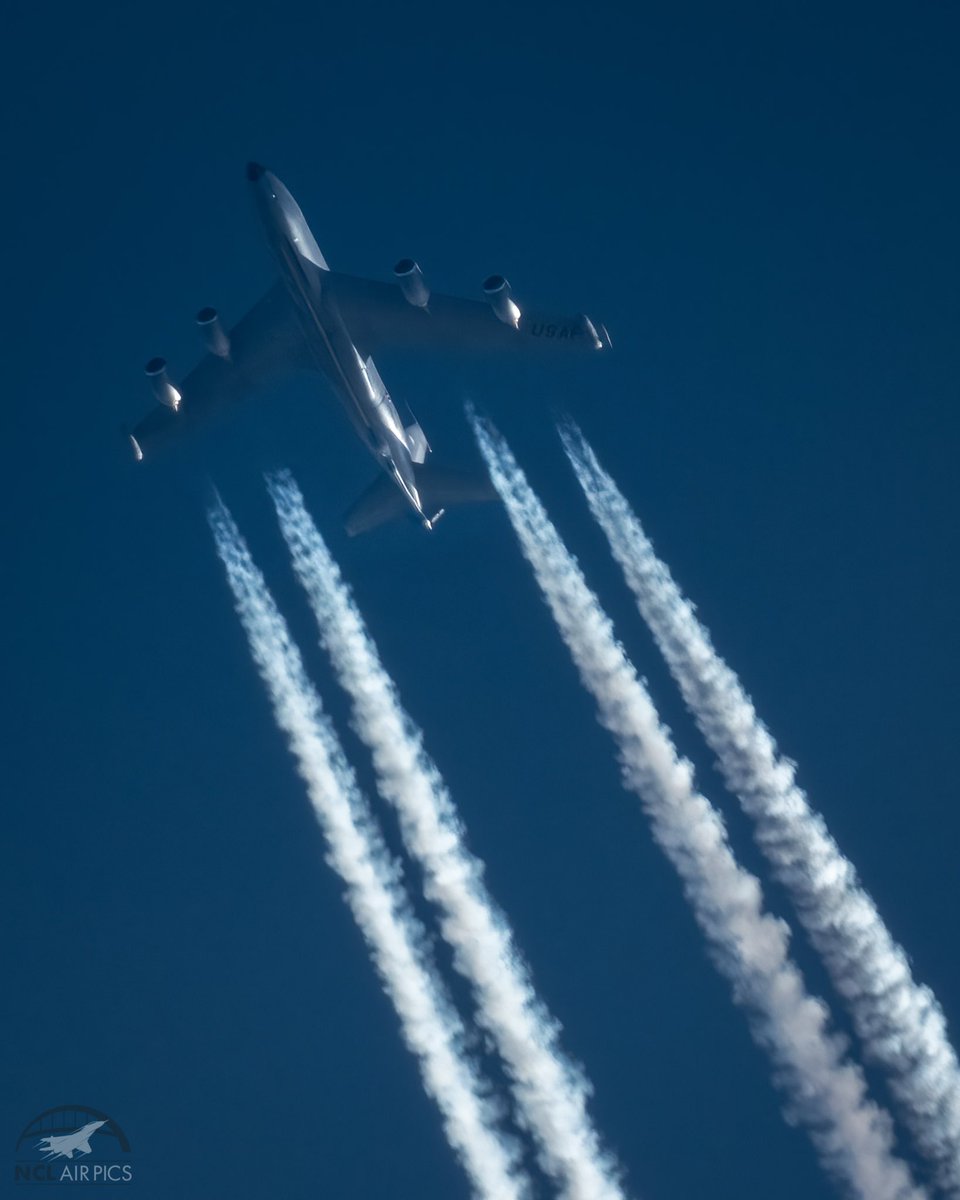NCLairpics's tweet photo. 🇺🇸 @usairforce @RAFMildenhall @BoeingDefense KC-135R Stratotanker 60-0333 "LAGR744" cruising 3 miles east @ 36,000ft &amp; 486mph #Aviation #Contrails https://t.co/raXYI3qKZL