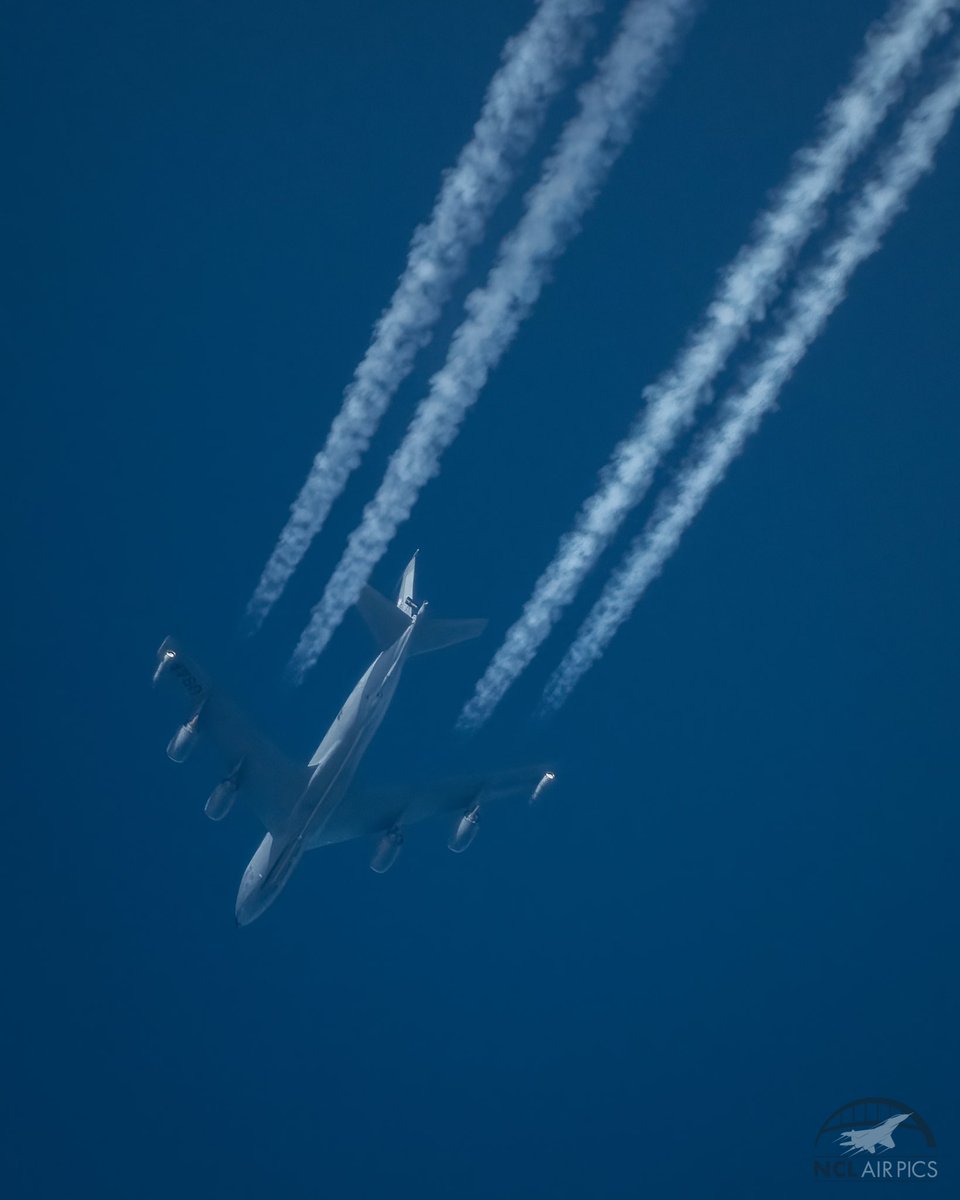 NCLairpics's tweet photo. 🇺🇸 @usairforce @RAFMildenhall @BoeingDefense KC-135R Stratotanker 60-0333 "LAGR744" cruising 3 miles east @ 36,000ft &amp; 486mph #Aviation #Contrails https://t.co/raXYI3qKZL