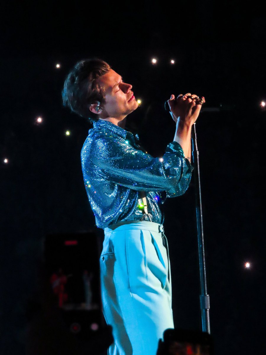 TheHSUpdate's tweet photo. Harry on stage in Little Rock, AR. | via @tobesostarfox https://t.co/cBzMRBqxak