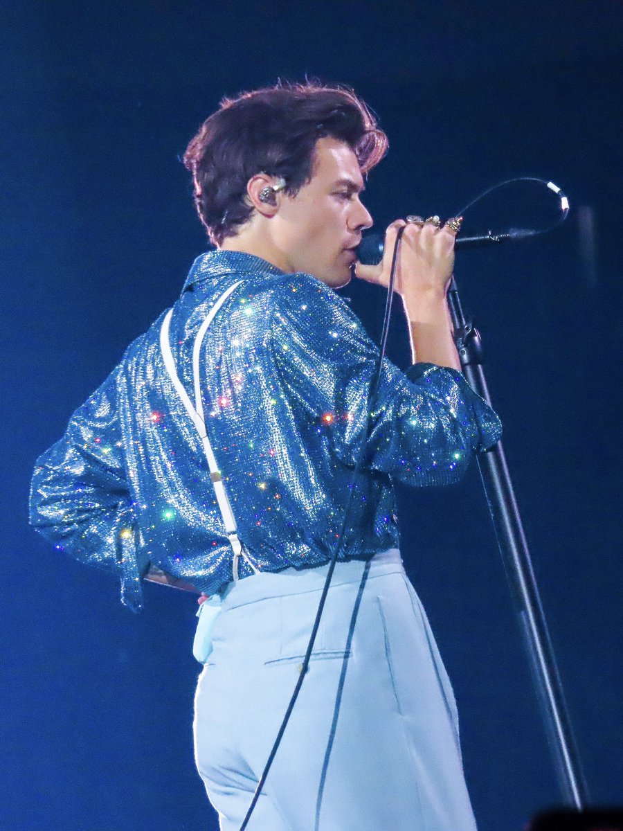 TheHSUpdate's tweet photo. Harry on stage in Little Rock, AR. | via @tobesostarfox https://t.co/bJ41E5sYfz