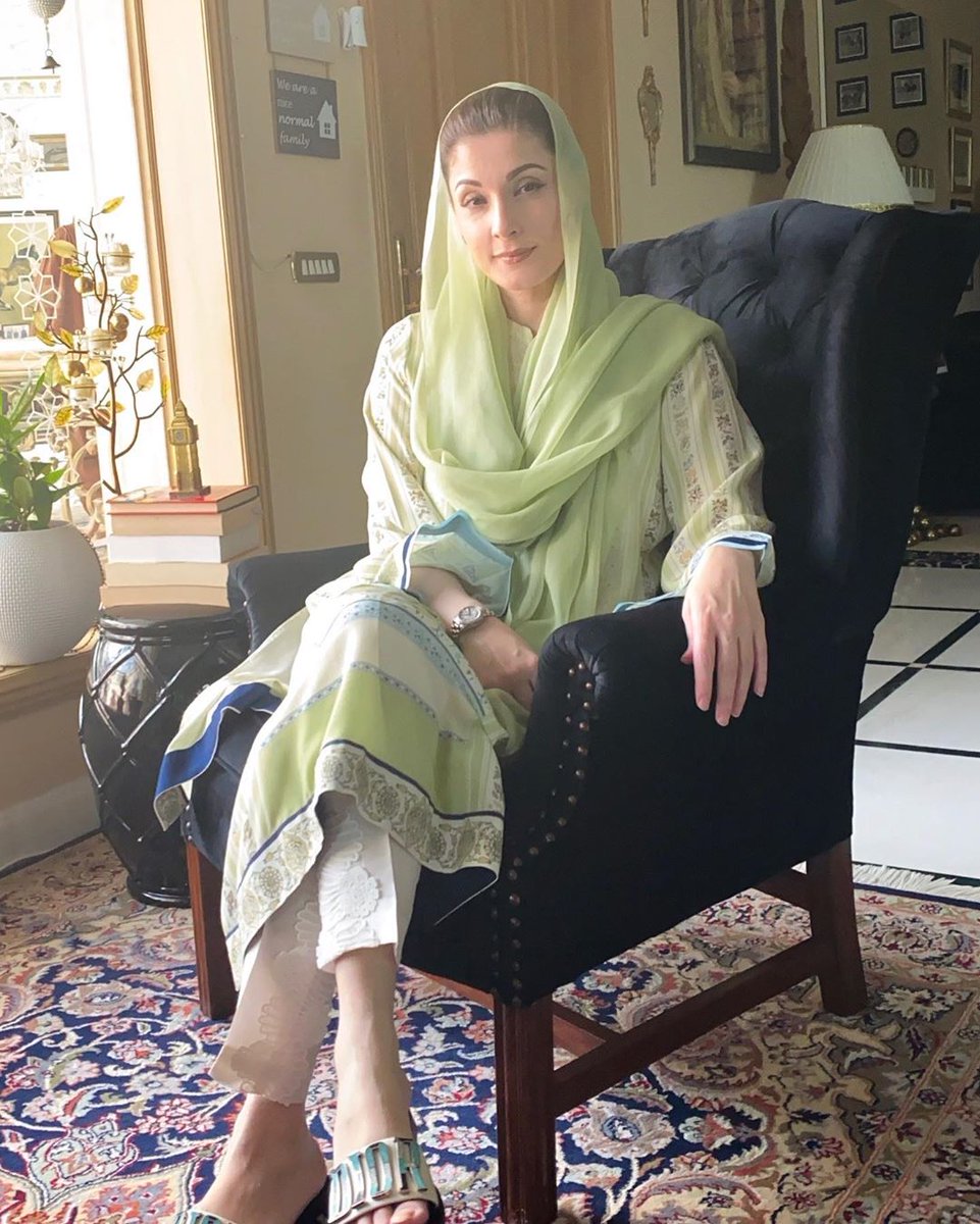 sajjadh96's tweet photo. باپ کی طرح بہادر اور ماں کی طرح گریس فل (Grace full)
لاکھوں دِلوں کی دھڑکن 
باوقار،باہمت،نڈر،بے باک ،ہمدرد اور دلیر
چاہنے والوں کے لئے قابل رشک
حاسدوں کے دل کا کانٹا
اور سب سے بڑھ کر پاکستان کے لئے 
امید سحر
یہ ہیں
محترمہ مریم نواز صاحبہ https://t.co/wKfMlTj2rf