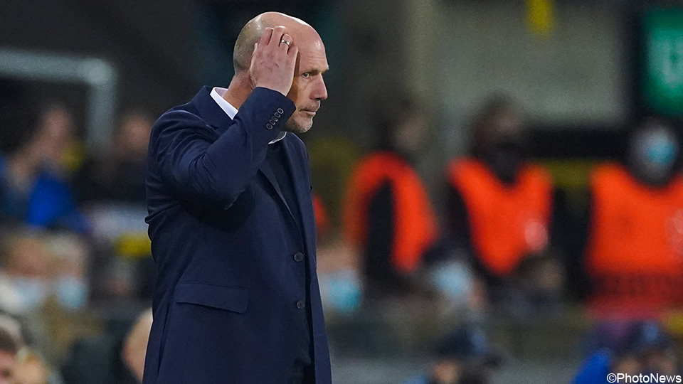 sporza's tweet photo. Club-fan Eric Goens na de pandoering tegen Leipzig: "Clement krijgt de stukken niet meer samengelegd"

https://t.co/YibmsZV4Sd #clulei https://t.co/Z5oZvhlrLx