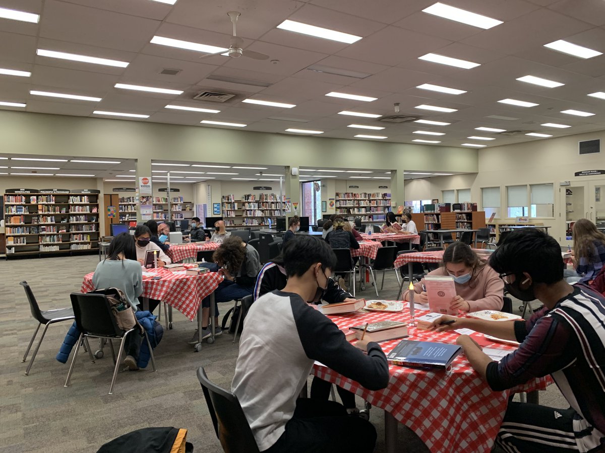blakelocklib's tweet photo. Thank you Tigers for participating in the Book Tasting @ The Blakelock Bistro (a.k.a. the LLC). A great time was had by all. Comments, "Can we do this again?", "I love this!", "I didn't know we had this book."#TABTigerLife #HDSBLibraries๐๐๐๐ฏ๐ https://t.co/SsDm14WIUE