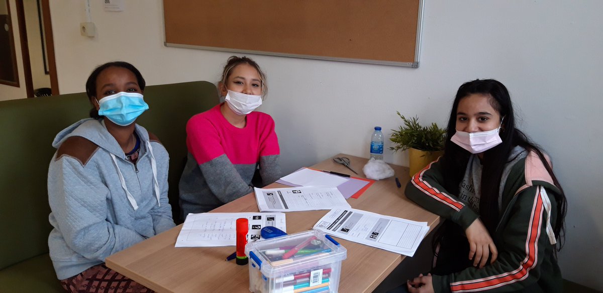 sgrSCOOP's tweet image. OKAN-leerlingen GO! atheneum #Zaventem en GO! basisschool De Vleugel steken samen de handen uit de mouwen rond het thema Sinterklaas. Oefenkans voor OKAN&apos;ers resulteert in leuke activiteiten voor de kleuters. #GOverbindt #samenlerensamenleven