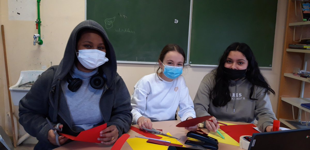 sgrSCOOP's tweet image. OKAN-leerlingen GO! atheneum #Zaventem en GO! basisschool De Vleugel steken samen de handen uit de mouwen rond het thema Sinterklaas. Oefenkans voor OKAN&apos;ers resulteert in leuke activiteiten voor de kleuters. #GOverbindt #samenlerensamenleven
