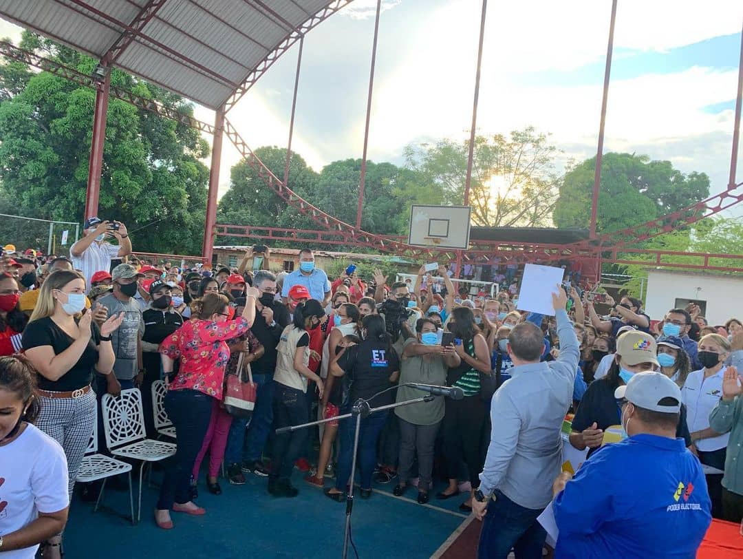 guanipa_psuv's tweet photo. Este Miércoles 24 de Noviembre, día histórico para #Guanipa fue proclamado el Alcalde mas Joven de la historia de nuestro municipio, Ernesto @chachopsuv Rodríguez junto a los Concejales.

Se inicia una nueva etapa, #GuanipaCambiaráSuRostro 

#VenezuelaTieneConQue https://t.co/HAeovTZbNS