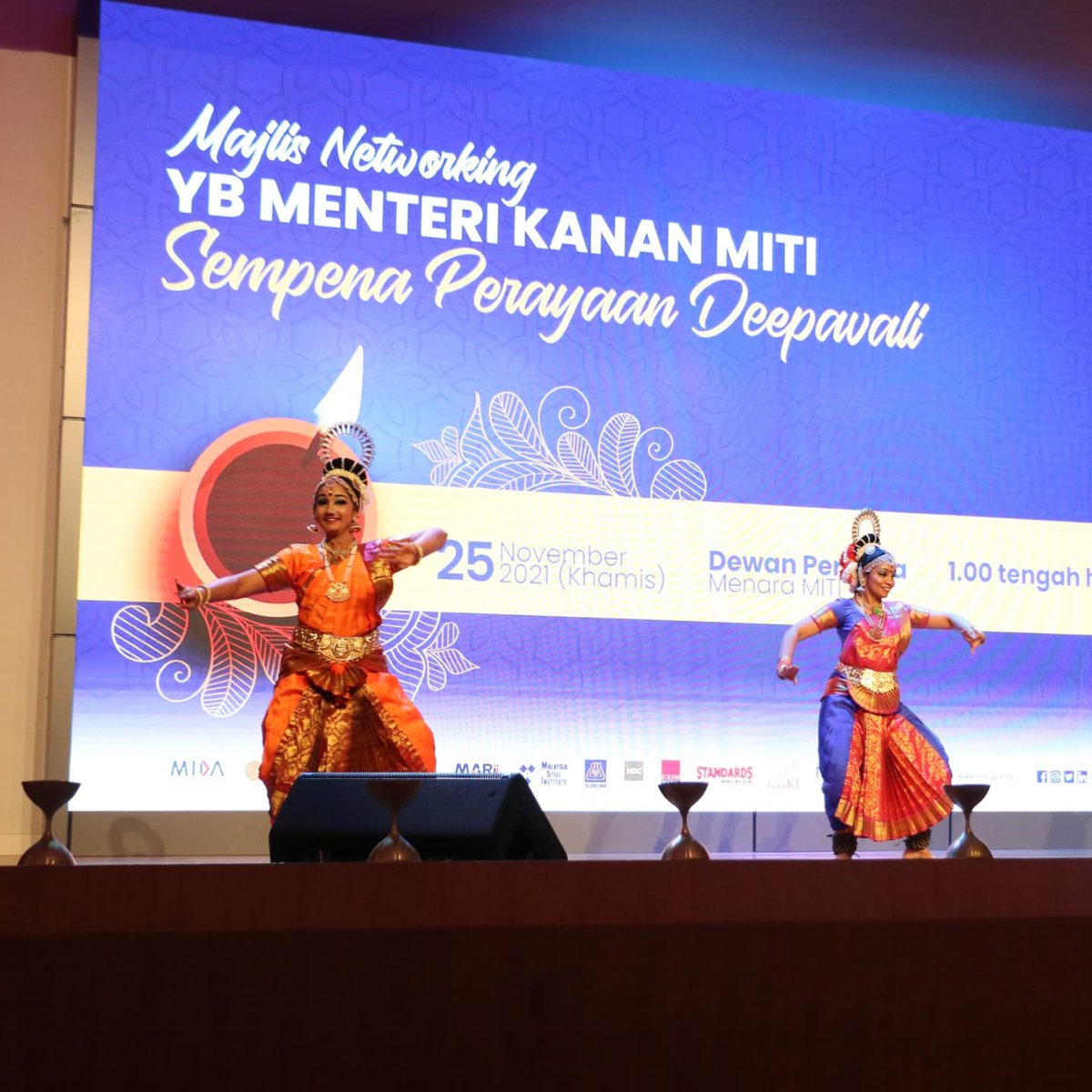 MITIMalaysia's tweet photo. Sambutan #Deepavali di Menara MITI hari ini meraikan warga kerja beragama Hindu dan bertujuan untuk merapatkan ukhuwah sesama warga MITI. Menteri Kanan YB Dato' Seri Mohamed @AzminAli dan YB Datuk @limbanhong turut sama meraikan acara tersebut. 

#MITIan #barisanhadapanekonomi https://t.co/ciJbKXmDh9