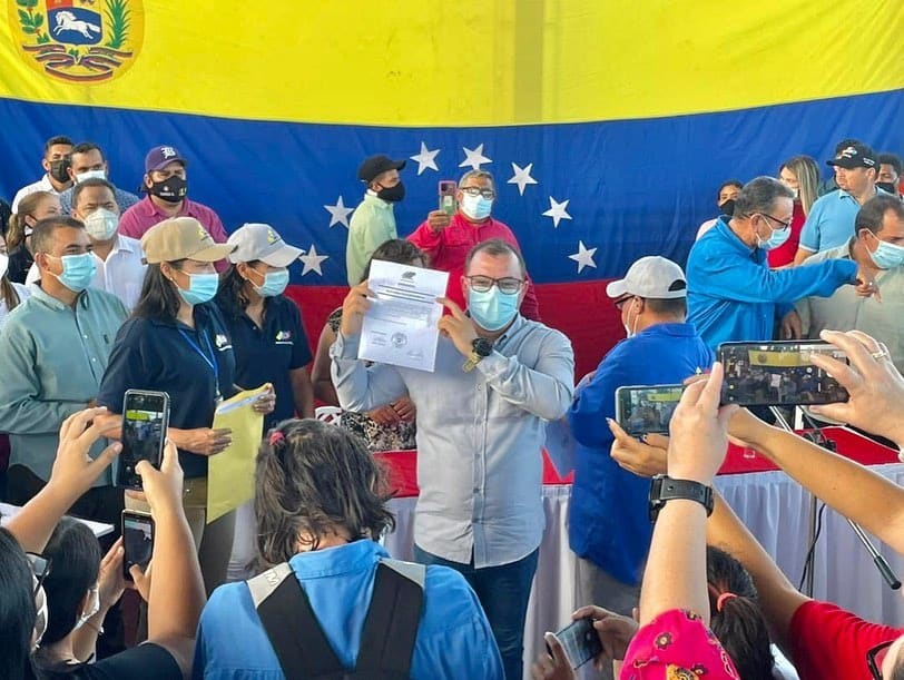 guanipa_psuv's tweet photo. Este Miércoles 24 de Noviembre, día histórico para #Guanipa fue proclamado el Alcalde mas Joven de la historia de nuestro municipio, Ernesto @chachopsuv Rodríguez junto a los Concejales.

Se inicia una nueva etapa, #GuanipaCambiaráSuRostro 

#VenezuelaTieneConQue https://t.co/HAeovTZbNS