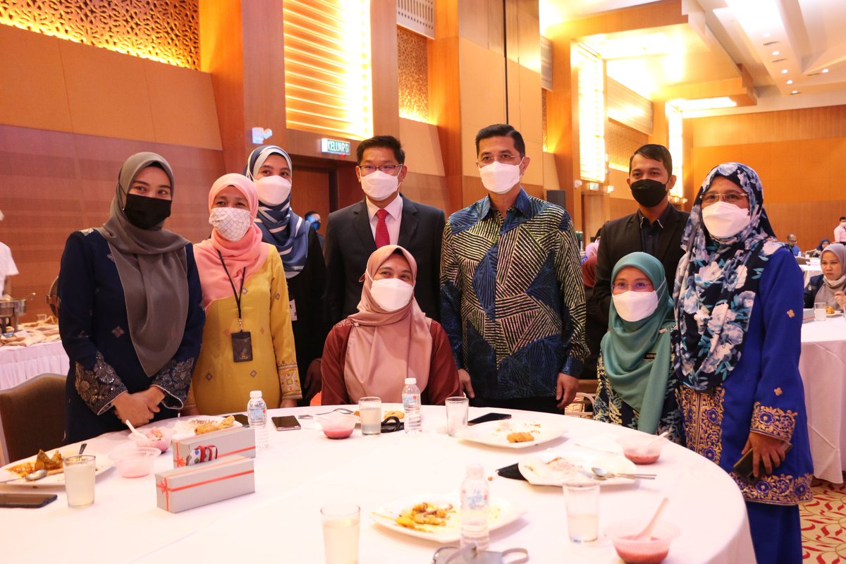 MITIMalaysia's tweet photo. Sambutan #Deepavali di Menara MITI hari ini meraikan warga kerja beragama Hindu dan bertujuan untuk merapatkan ukhuwah sesama warga MITI. Menteri Kanan YB Dato' Seri Mohamed @AzminAli dan YB Datuk @limbanhong turut sama meraikan acara tersebut. 

#MITIan #barisanhadapanekonomi https://t.co/ciJbKXmDh9