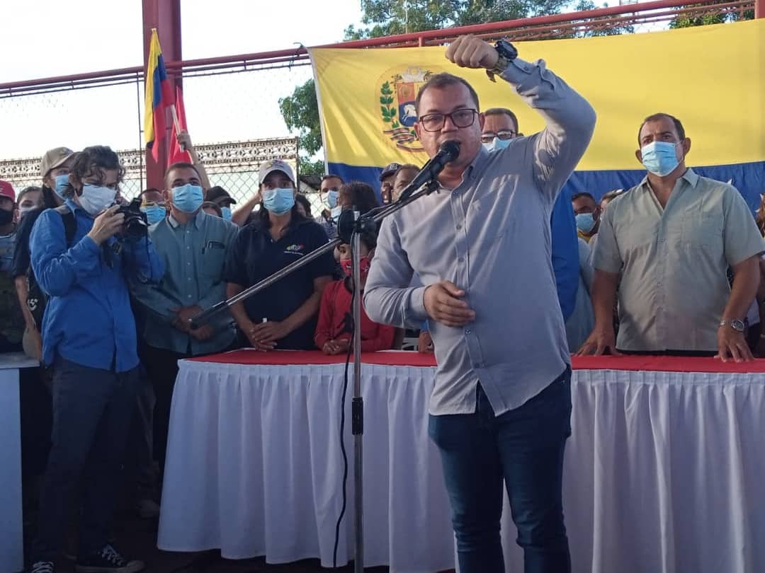 guanipa_psuv's tweet photo. Este Miércoles 24 de Noviembre, día histórico para #Guanipa fue proclamado el Alcalde mas Joven de la historia de nuestro municipio, Ernesto @chachopsuv Rodríguez junto a los Concejales.

Se inicia una nueva etapa, #GuanipaCambiaráSuRostro 

#VenezuelaTieneConQue https://t.co/HAeovTZbNS