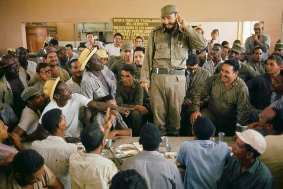 El Fidel natural, que comía en la bandeja junto a los obreros; q dejaba que los niños le acariciaran la barba; que no andaba con ambigüedades y llamaba las “cosas” por su nombre, que no le temía a nada, ni a nadie…Ese Fidel encanta a su pueblo, se admira desde el ♥️ #FidelVive