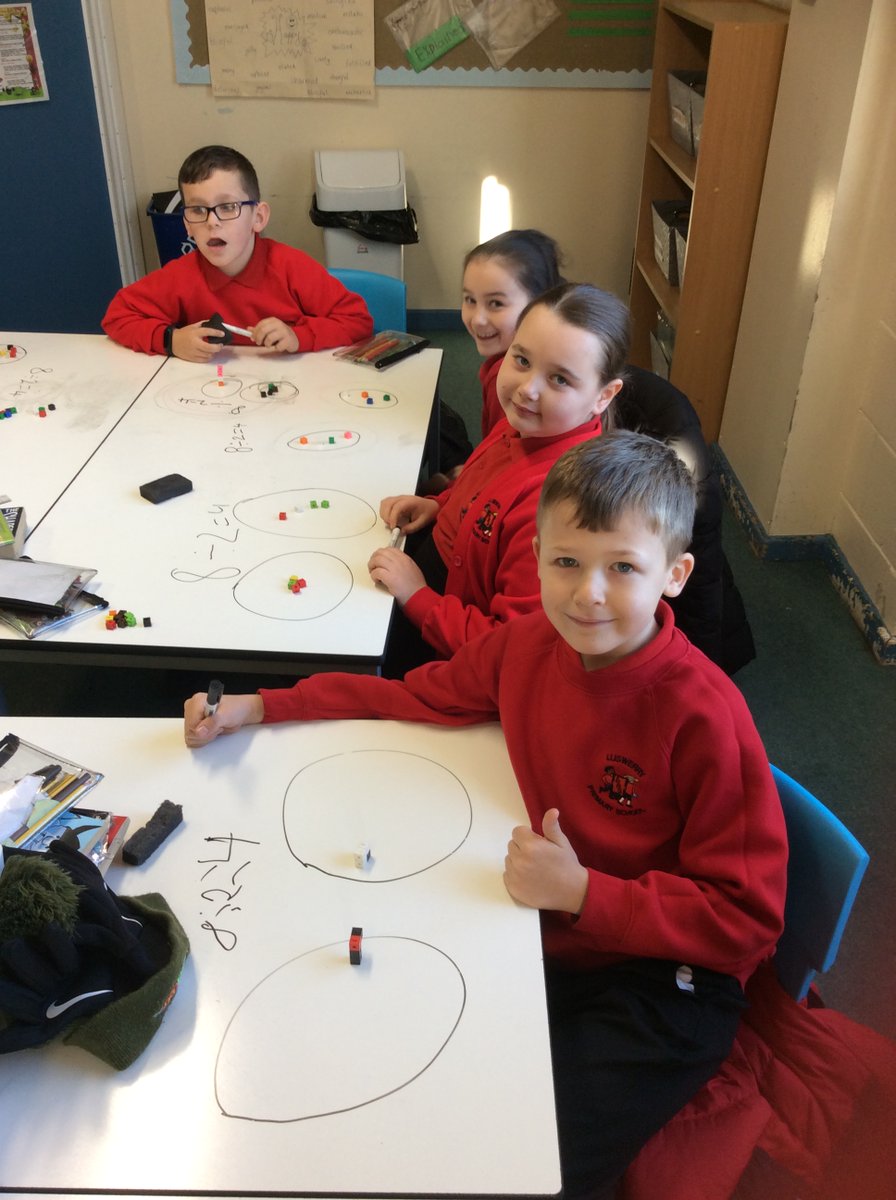 LliswerryPrim's tweet photo. #Year4 using cubes to understand division. https://t.co/07N4DhGW4C