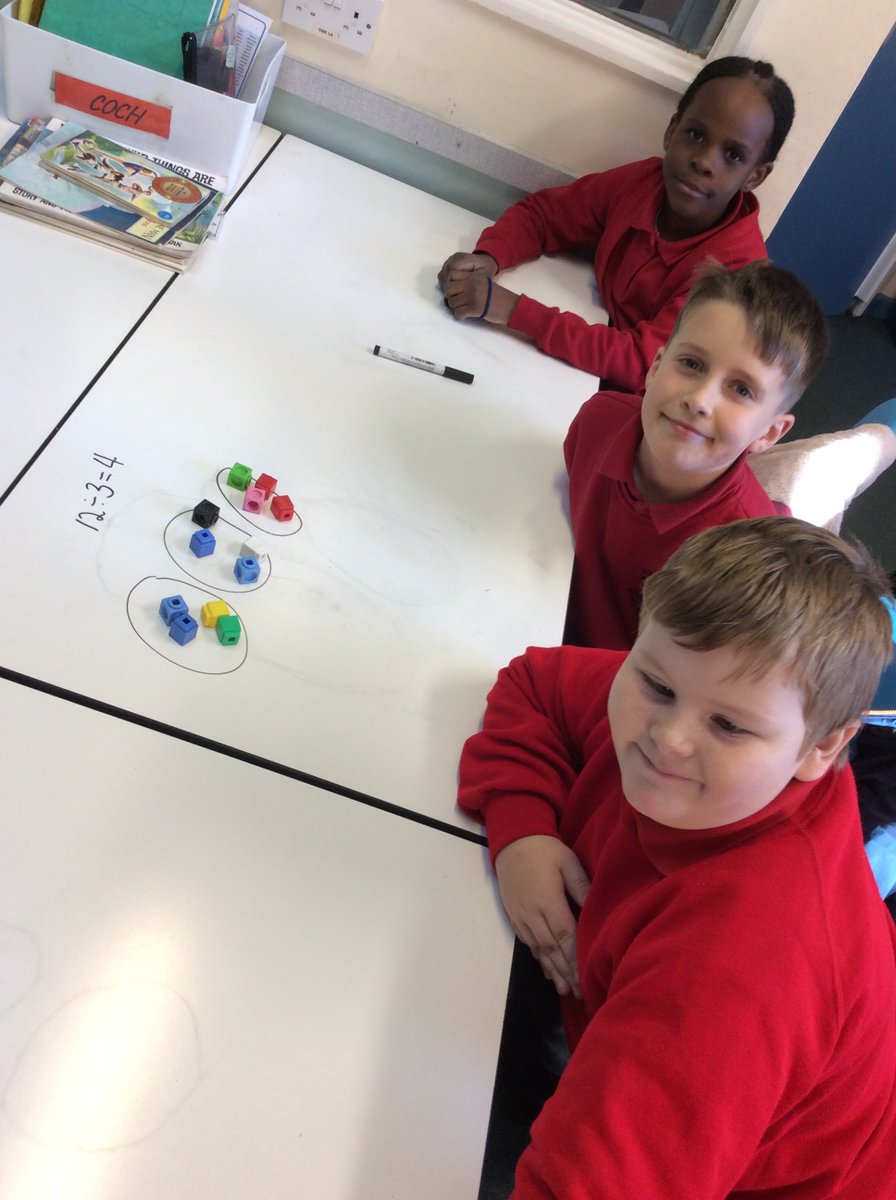 LliswerryPrim's tweet photo. #Year4 using cubes to understand division. https://t.co/07N4DhGW4C