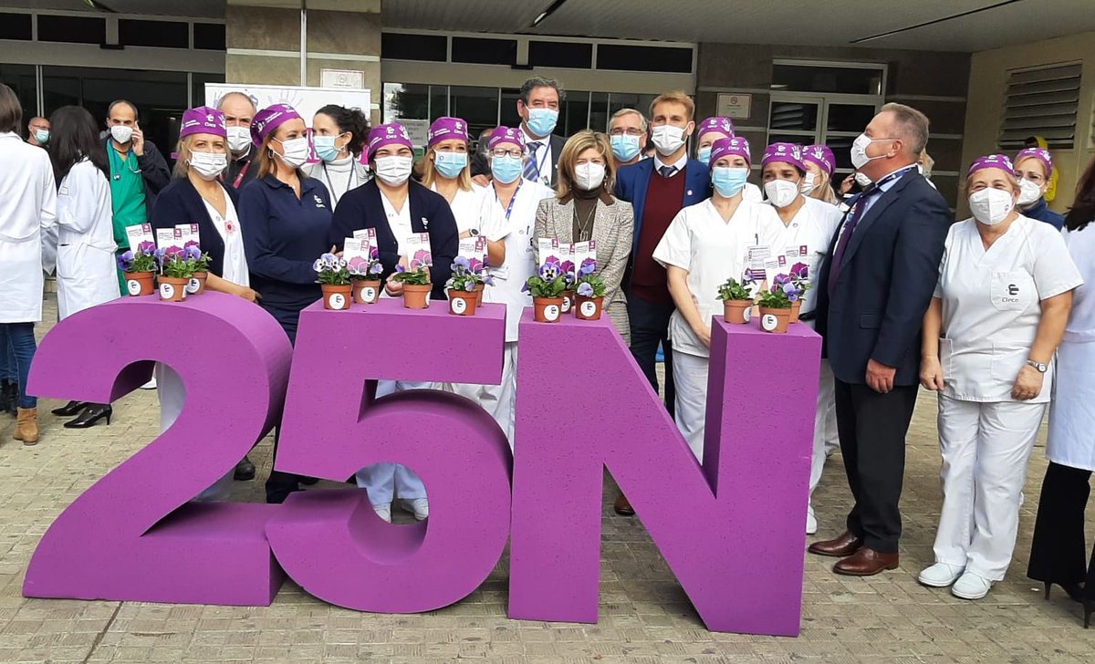 abernalabril's tweet photo. Celebrando el #25N en el #HUPR junto a la dirección, la delgada territorial Isabel Paredes, y compañeros del centro  #unavidasinviolencia ⁦@Clece_⁩ ⁦@MAVR_CLECE⁩ https://t.co/RrbvlE44lS