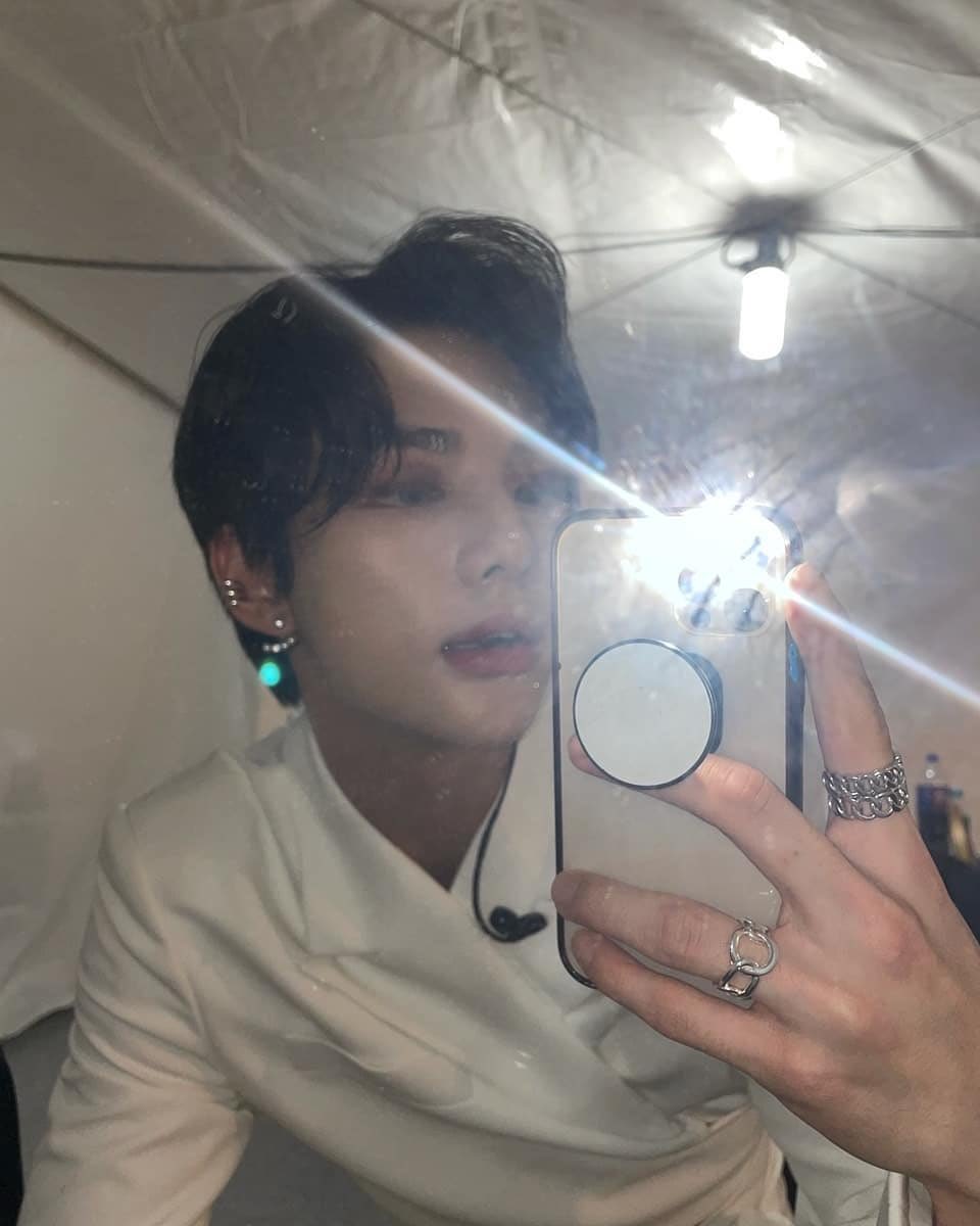 cryingabit4skz's tweet photo. Hyunie, what's on your face?
Uuummmmm maybe beauty? ✨

[ #SSD #StaySelcaDay #StrayKids #Hyunjin @Stray_Kids ] https://t.co/0sgvBYgvQ2