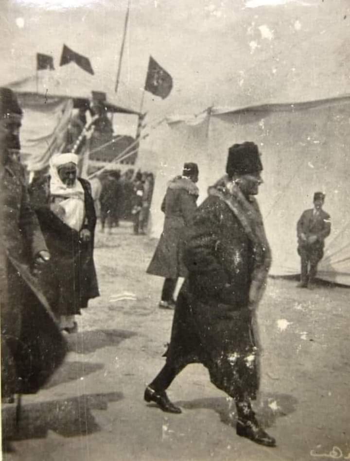 Mustafa Kemal Atatürk'ün Kurtuluş Savaşı sırasında çekilmiş bir fotoğrafı.