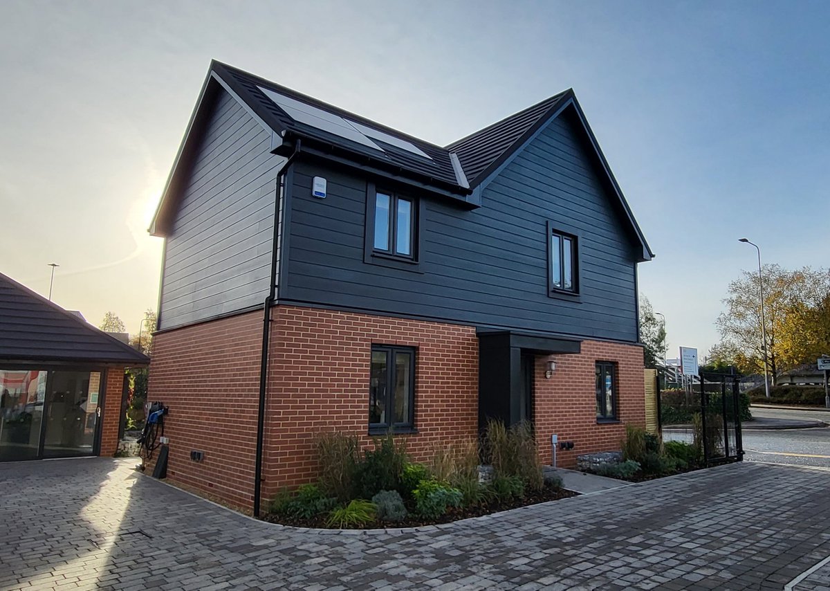 Back at the @Barrattplc Z House today to look around properly. Supported under the <a href="/AIMCH2/">AIMCH</a> project it demonstrates #netzerobuildings tech on a standard Barratt home. 
#TransformingConstruction