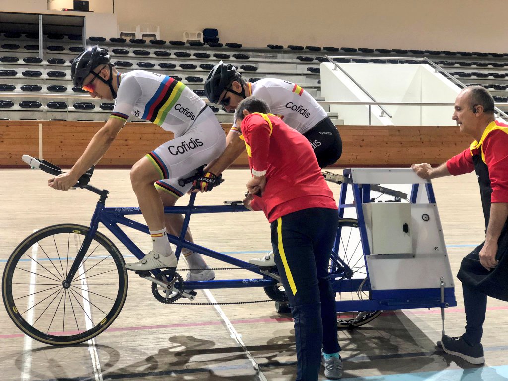 #TeamESPciclismo 🇪🇦 | Continúa la actividad en Anadia para el combinado nacional, que sigue realizando pruebas de cara al Mundial de Pista 

➡️ Nuestros técnicos están trabajando con Markel Alonso para adaptarle el manillar y que pueda rodar con comodidad

<a href="/ciclistacofidis/">Cofidis Likes Ciclismo</a>
