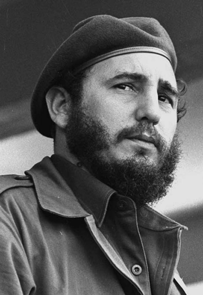 #CubaVive #FidelPorSiempe 'Gracias por tu dignidad, gracias por tu rifle fiel, por tu pluma y tu papel, por tu ingle de varón. Gracias por tu corazón. ¡Gracias por todo, Fidel!'