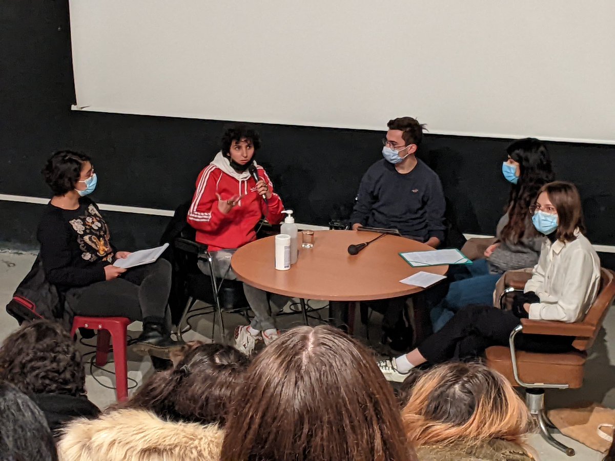 AlexandrePeraud's tweet photo. Merci à Fatima Daas d'être venue "dire l'urgence d'écrire"@UBMontaigne devant un amphi plein. Une des trois magnifiques rencontres organisées aujourd'hui à l'UFR Humanités par @Lettresmonde33 et animée par des étudiant.e.s inspiré.e.s! https://t.co/3o7RvwQ48L