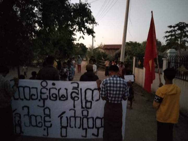 december132021's tweet photo. Night strike to protest against the military dictatorship was staged by locals of #YayKyiPin Village, Yinmarpin Tsp.
#HelpMyanmarIDPs
#Nov25Coup
#WhatsHappeningInMyanmar https://t.co/1hYhkuFGxt