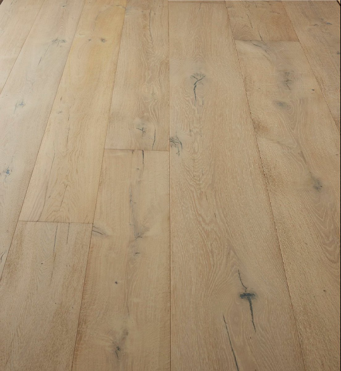 Our COUN101 Brechin Oak Brushed Rustic Lime delivers style with a mix of 190mm and 240mm width boards. Inspired by trending colour tones from todays in-vogue interior designs, we think you'll love it!💫

Link below for more information -
bit.ly/COUN-Dual