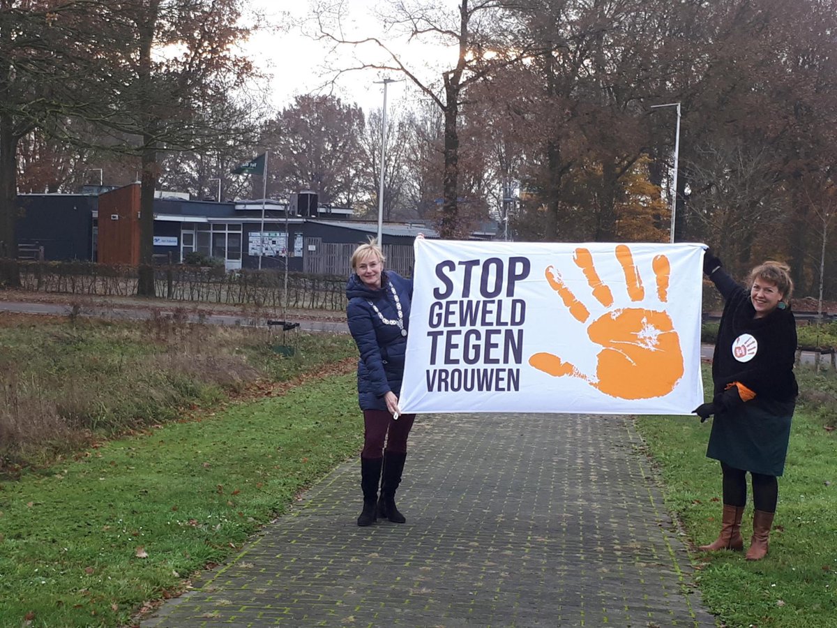 Ook #Bronckhorst kleurt t/m10 dec. oranje om aandacht te vragen om geweld tegen vrouwen te stoppen. #OrangeTheWorld is een wereldwijde campagne van de #VN. Vandaag hees burgemeester Marianne Besselink daarom de vlag als start van de campagne. #geweldtegenvrouwen