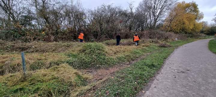 Looking after our local patches together 🌿 Thank you to the volunteers from the Friends of Ripley Greenway, the Derbyshire Adult Community Education Services and @DerbyshireCouncil for tools/materials and to <a href="/RiverStewards/">River Stewardship Co</a> for lending us some litter pickers!