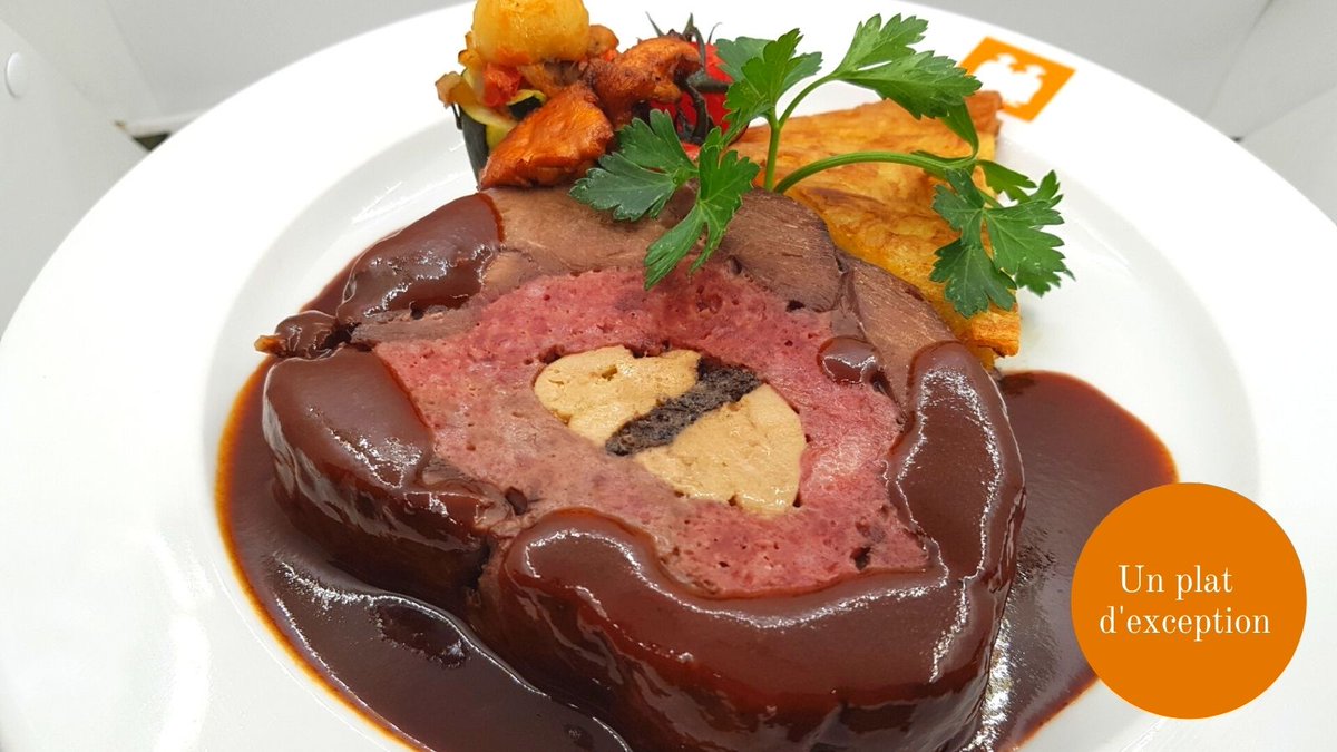 Venez déguster, le lièvre à la royale, incontournable plat signature du chef Emmerich de Backer ✨ Lièvre désossé et longuement mariné, cœur foie gras et truffe, sauce grand veneur ! 
👉🏻ambassade-auvergne.fr/fr/reservation

#ambassadeauvergne #restaurant #paris #restaurantparis