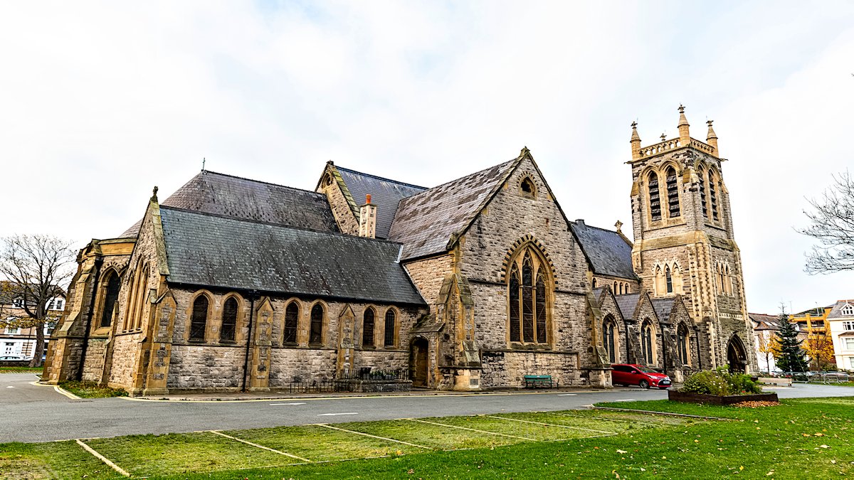 BJRoberts's tweet photo. Llandudno's 1872 Holy Trinity Church had its tower added in 1892, and a peal of eight bells in 1893. @Ruth_ITV @kelseyredmore @ItsYourWales @WalesCoastPath @northwalescom @AllThingsCymru @OurWelshLife @NWalesSocial #Llandudno #HolyTrinityChurch #MostynStreet #November #Wales https://t.co/mvqsL99uQn