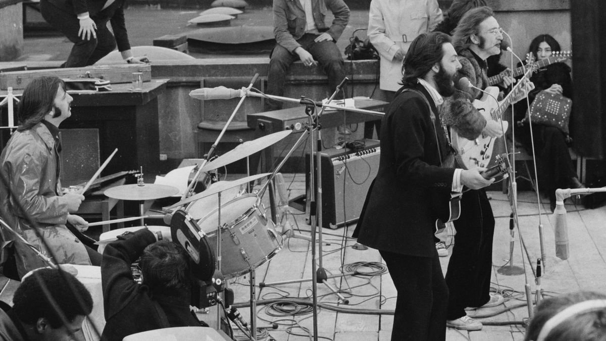 dead__rooster's tweet photo. 🍿 *The Beatles: Get Back*, la mini-série de Peter Jackson, commence à être diffusée aujourd'hui sur Disney+. https://t.co/QHoxUG3Jl4