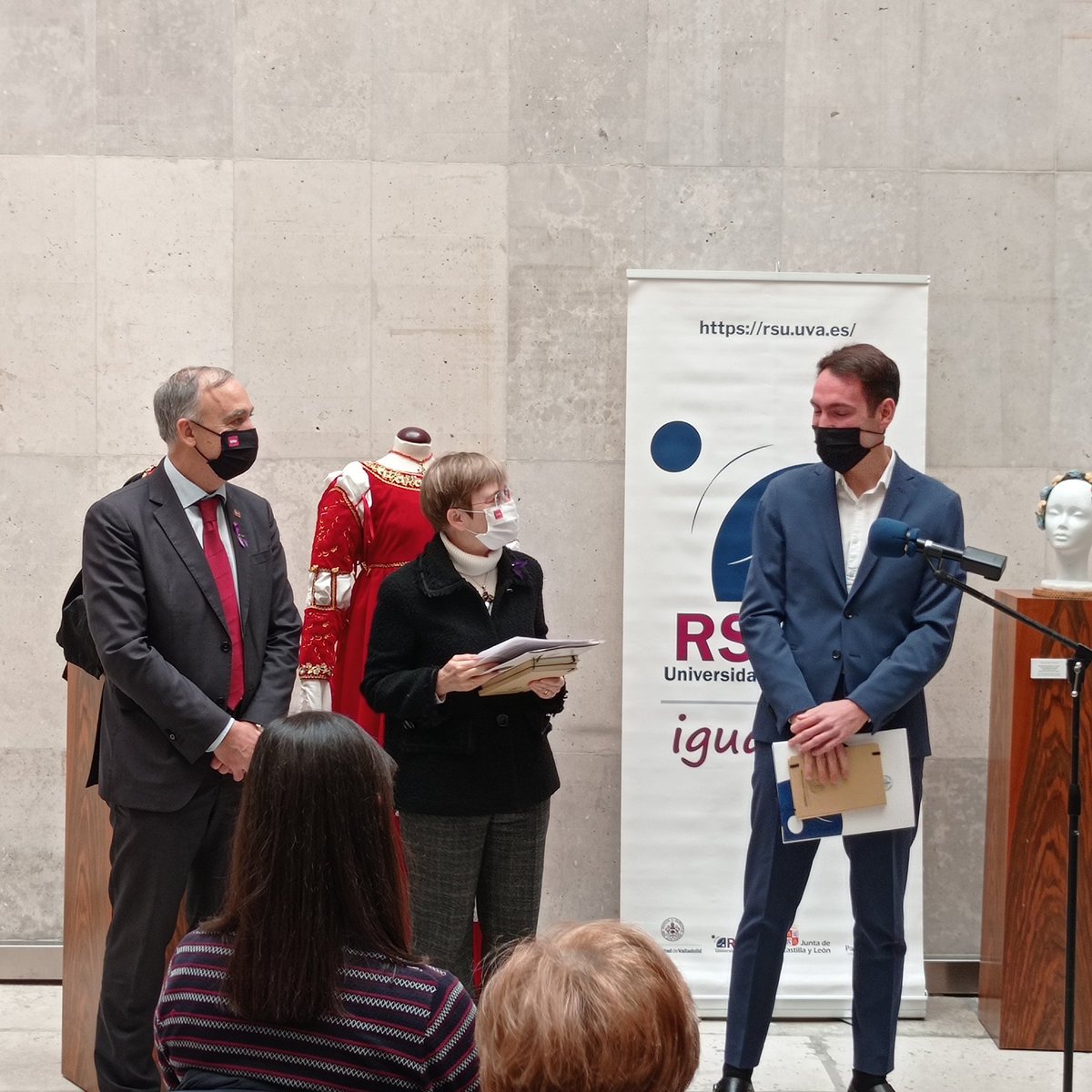 RSUVa: asuntos.sociales@uva.es (@asuntossociales) on Twitter photo Hoy hemos celebrado el acto de entrega de los premios a la excelencia en materia de igualdad y violencia de género. ¡Enhorabuena! Gracias a <a href="/largo_rector/">Antonio Largo, Rector de la UVa</a> y a nuestra Delegada de Responsabilidad Social por su dedicación #ViolenciaContraLaMujer #Igualdad Hoy hemos celebrado el acto de entrega de los premios a la excelencia en materia de igualdad y violencia de género. ¡Enhorabuena! Gracias a <a href="/largo_rector/">Antonio Largo, Rector de la UVa</a> y a nuestra Delegada de Responsabilidad Social por su dedicación #ViolenciaContraLaMujer #Igualdad
