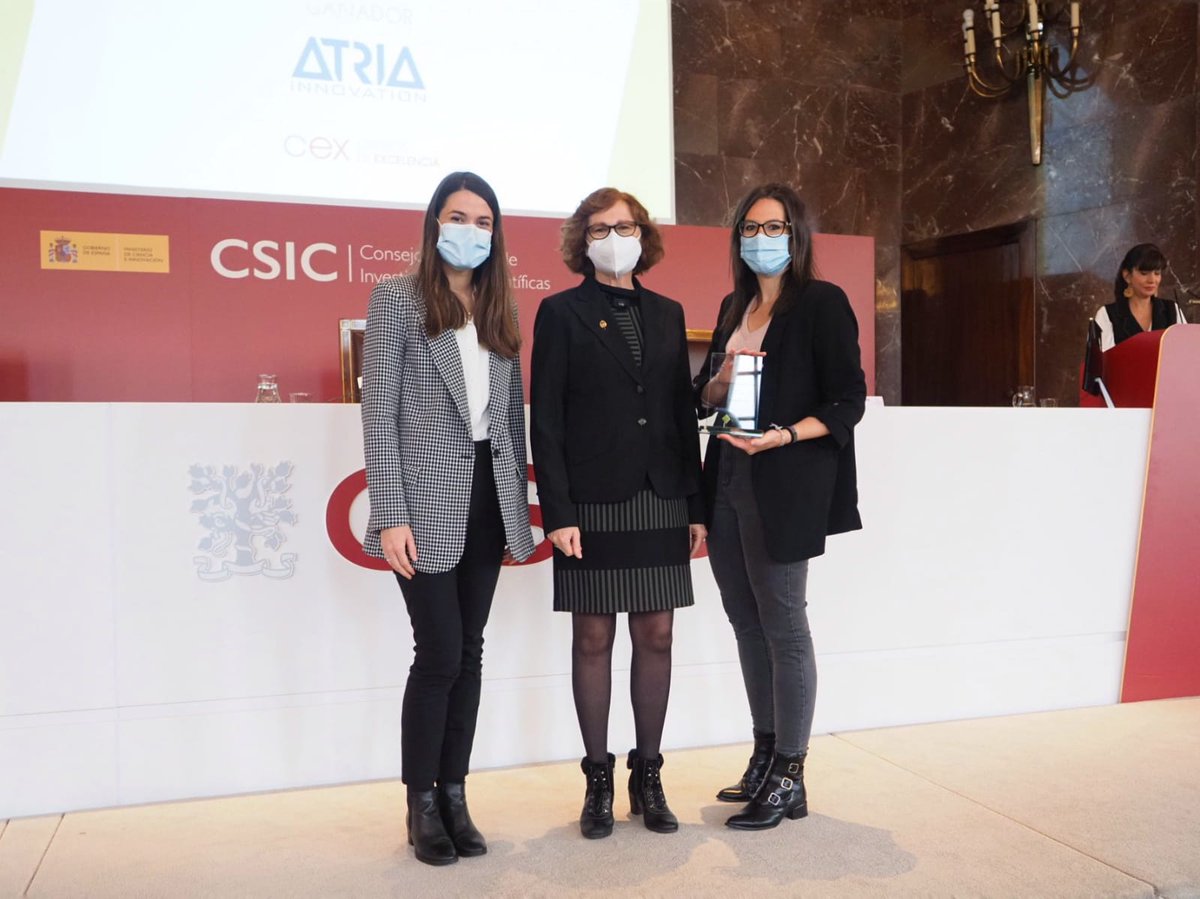 Entrega #PremiosQIA Categoría #Innovación en #Pymes a <a href="/ATRIAinnovation/">ATRIA</a> por su proyecto: #SIARA, Sistema de #InteligenciaArtificial para la identificación y clasificación de #residuos a través de #VisiónArtificial. Conoce el proyecto en nuestra web cutt.ly/8TX2wVW