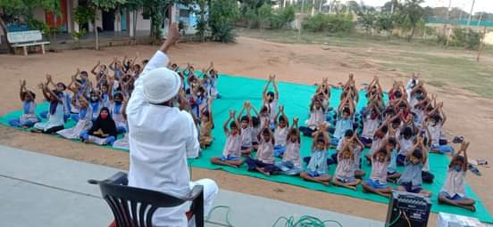 Asharamjiashram's tweet photo. हैदराबाद तेलांगना मे रंगारेड़ी ज़िला के कस्तूरबा गांधी विद्यालय और जूनियर कॉलेज महेस्वरम के बच्चो द्वारा तुलसी पूजन करवाया गया और बच्चो में सत्साहित, नोटबुक भी बांटे गए।
#tulsipujandivas
#CelebrateVedicFestivals
#संस्कृति_रक्षक_संत
#युग_प्रवर्तक_संत

https://t.co/TFZvIciTD9 https://t.co/HQHwfWkpaO