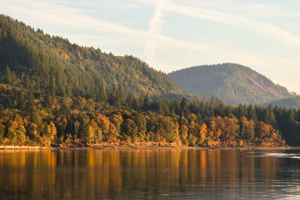 📷 Amazingly Beautiful on Twitter "Fall colors reflecting off of Yale
