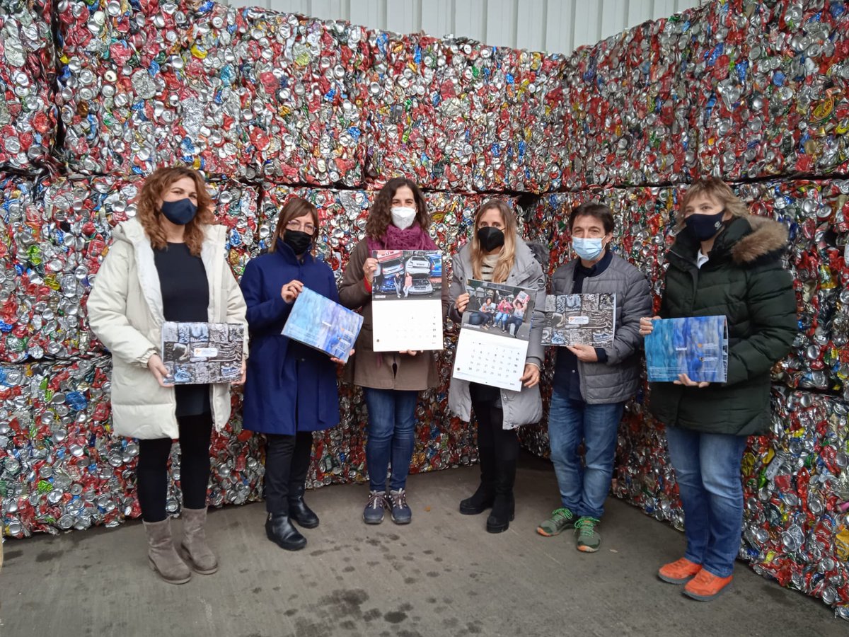fundaciolallar's tweet photo. Roda de premsa prèvia a la presentació del calendari solidari de l'any 2022. Us esperem aquest dissabte a les 17.30h al pavelló de Suecia #apdpb #containersdelbergueda @AFTDAO #calendari2022 #ushiesperem @erminialtarriba https://t.co/kPNxOSCHni