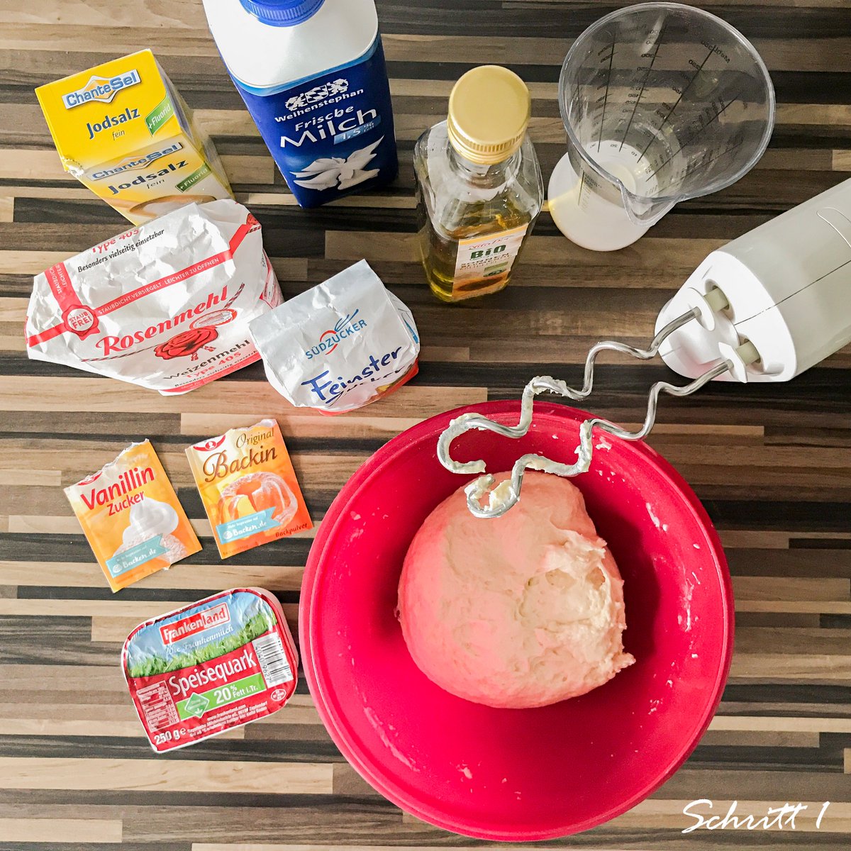 BistumBamberg's tweet photo. Eingrooven für die vorweihnachtliche #Backzeit! Wir haben ein klasse #Apfelkuchen Rezept für Euch. 😇 #drinnenbesinnen
#Zutaten: 
- Mehl
- Zucker
- Vanillezucker
- Backpulver
- Salz
- Milch
- Öl
- Quark
- Zimt
- Butter 
- Äpfel
Die #Anleitung ist in den Kommentaren. 👇 Viel Spaß! https://t.co/4bARrkhX2n