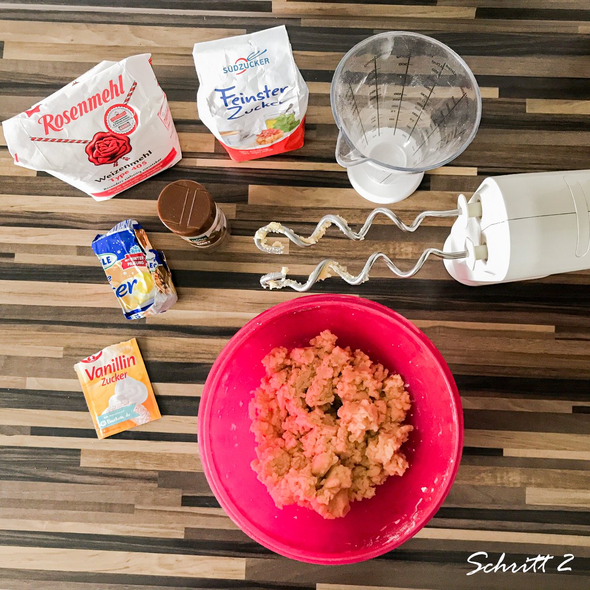 BistumBamberg's tweet photo. Eingrooven für die vorweihnachtliche #Backzeit! Wir haben ein klasse #Apfelkuchen Rezept für Euch. 😇 #drinnenbesinnen
#Zutaten: 
- Mehl
- Zucker
- Vanillezucker
- Backpulver
- Salz
- Milch
- Öl
- Quark
- Zimt
- Butter 
- Äpfel
Die #Anleitung ist in den Kommentaren. 👇 Viel Spaß! https://t.co/4bARrkhX2n