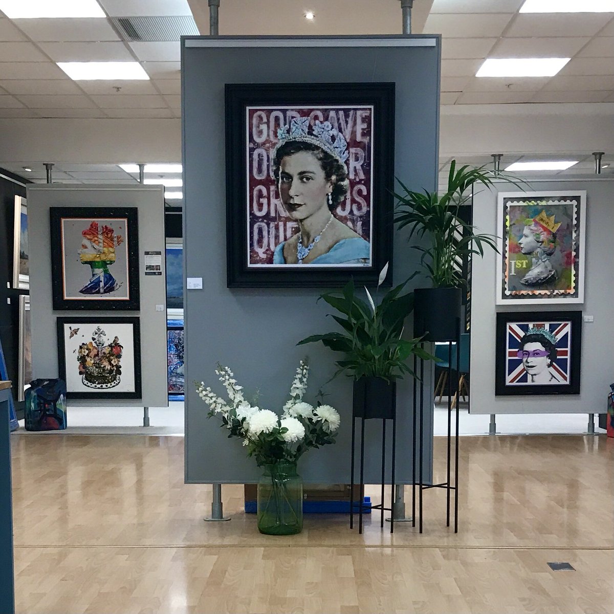 TheWHGallery's tweet photo. π€π€God Save Our Queen π€π€ A royal magnificence on display at Castle Quay Featuring her majesty Queen Elizabeth II πββοΈπββοΈ
#castlequaybanbury #godsavethequeen #queenelizabeth #englishmonarchy #slasky #pauloz #danpearce #prefab77 #monicavincent #royalfamily #art #trendingart https://t.co/Uum1ujm3nM