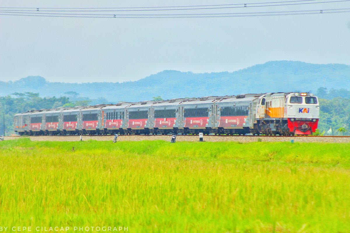 cepe_cilacap's tweet photo. "Nikmatilah hal-hal kecil dalam hidup, karena suatu hari kamu akan melihat ke belakang dan menyadari itu adalah hal-hal besar."
#fotosepur ~argo wilis~
#KAI121 #railway #railfriend #railfans https://t.co/bqPoRXFJG1